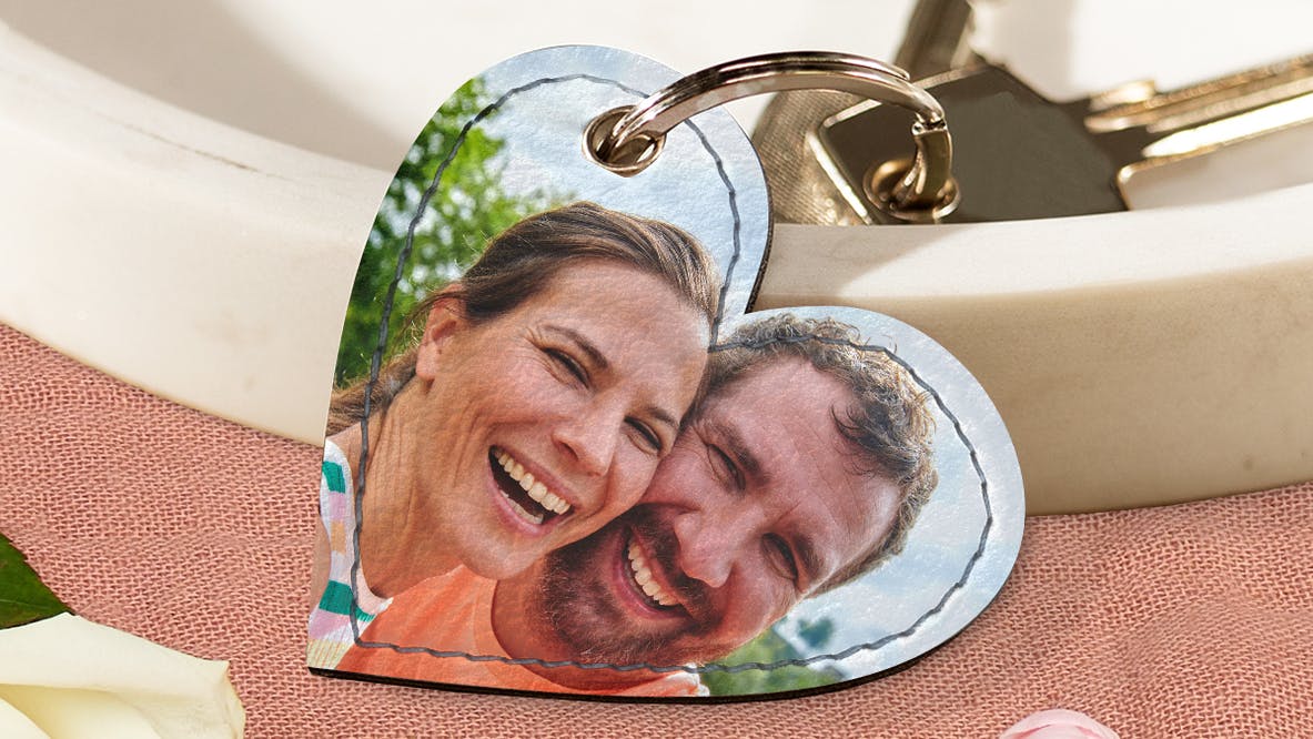 Porte-clés personnalisé en forme de cœur avec une photo de couple