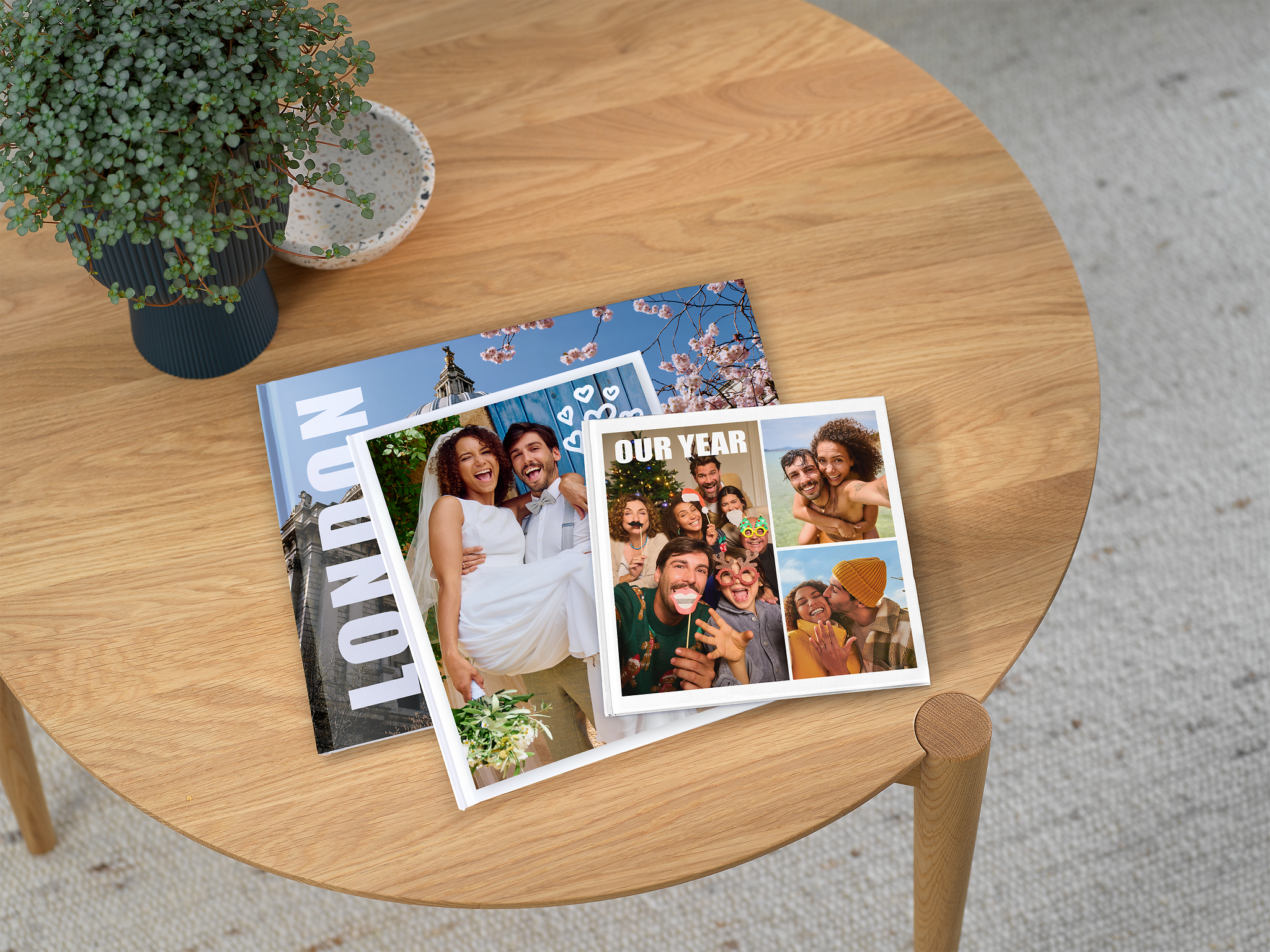 Álbum Digital como repaso del año apoyado sobre una mesa de madera