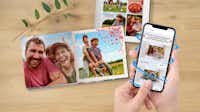 Álbum Digital Pixum en la app Álbum de fotos Pixum con fotos familiares, junto al cual se encuentra un teléfono móvil con la aplicación Pixum.