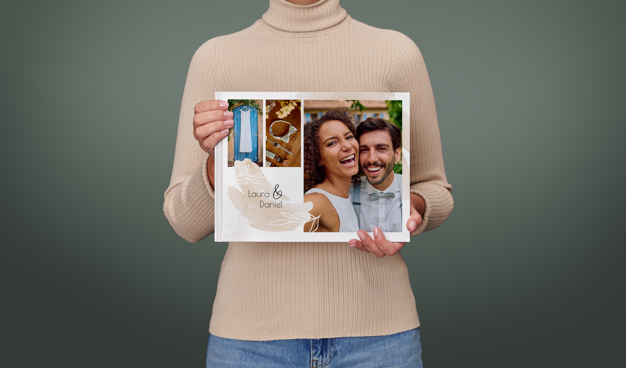 Eine Frau hält ein großes Hochzeitsfotobuch im Querformat. Das Fotobuch ist etwa halb so groß wie ihr Oberkörper.