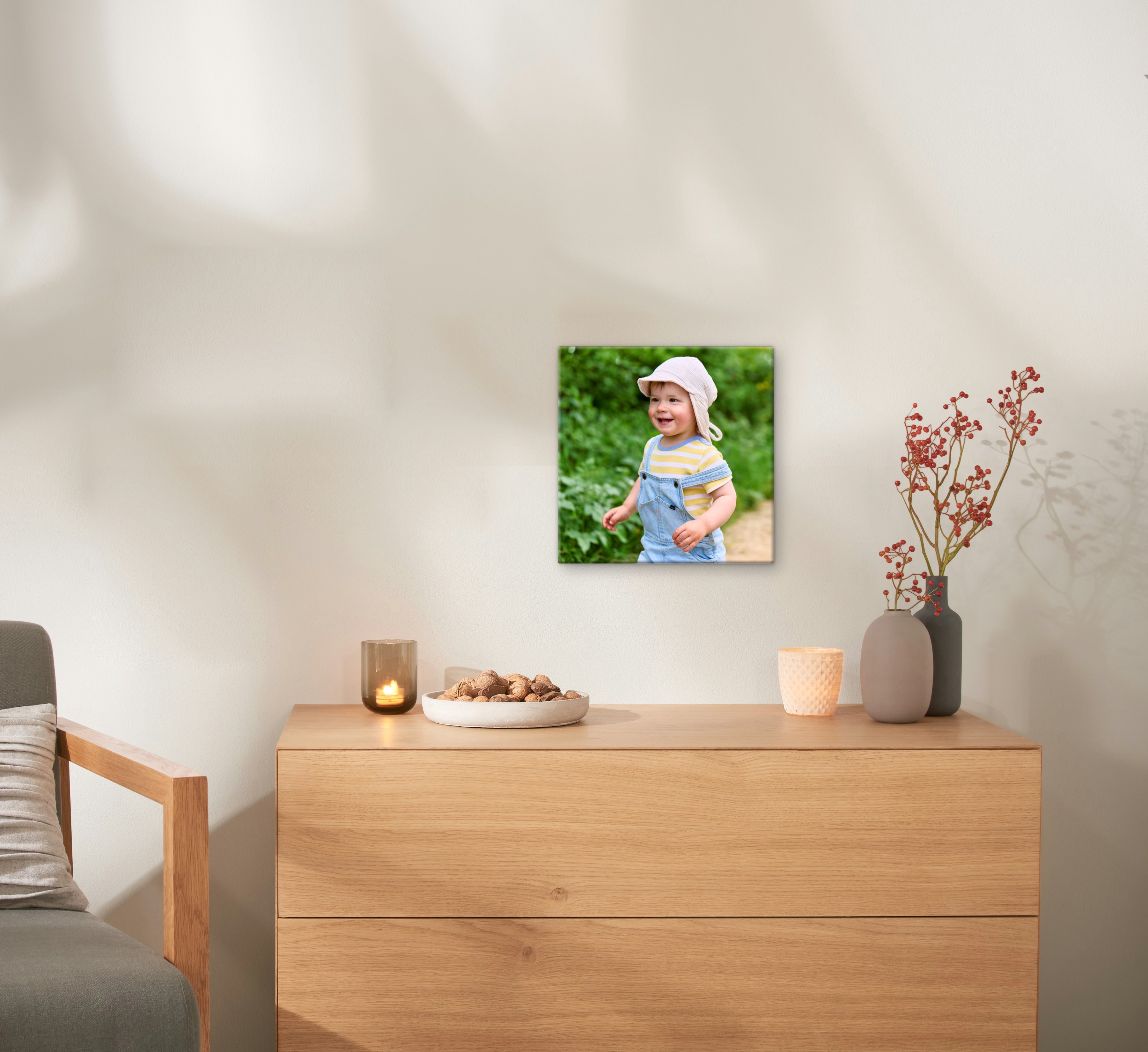 Fotoleinwand mit einem Pärchenfoto hängt an einer Wand