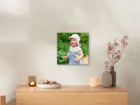 Lienzo fotográfico de Pixum con una foto de pareja Un lienzo con una foto de una pareja cuelga de la pared