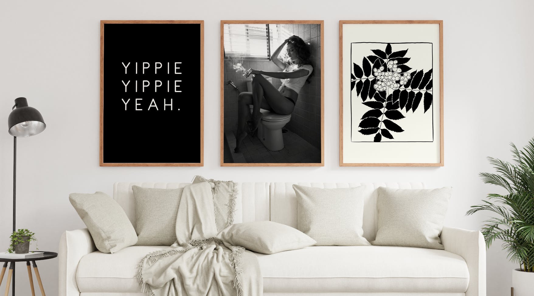 Drei Wandbilder mit Künstlermotiven von artboxONE über einer weißen Couch