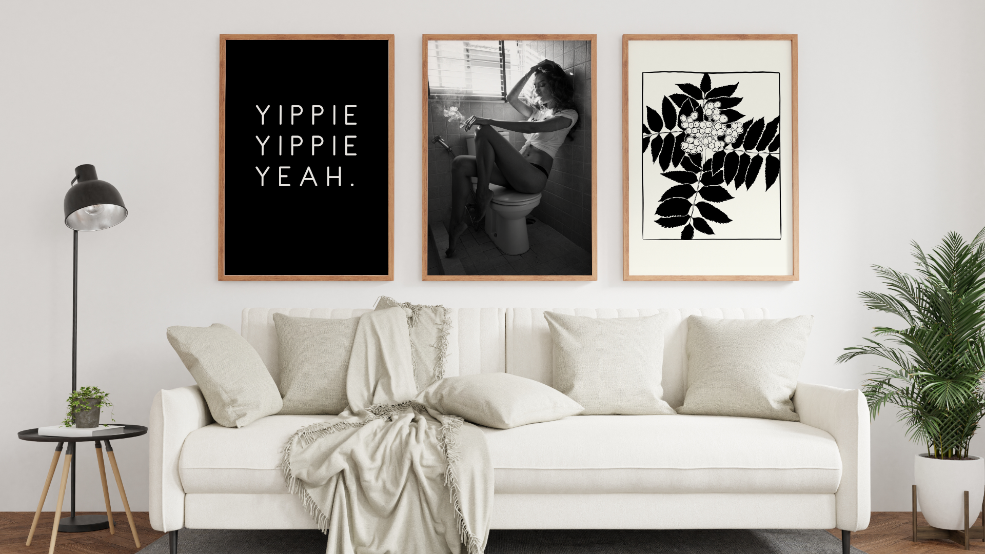 Tre vægmalerier med kunstnertema fra artboxONE over en hvid sofa