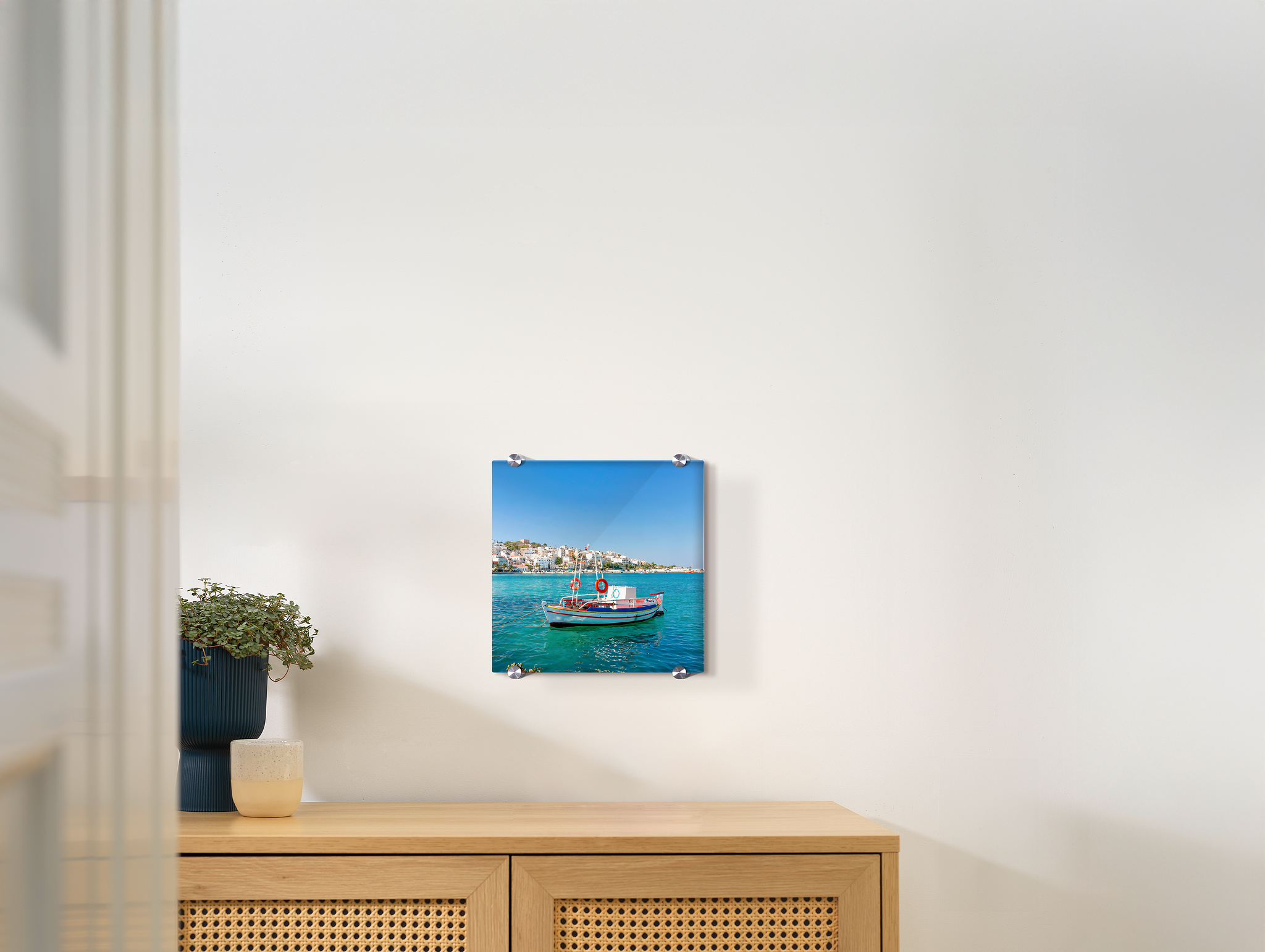 Ein Wandbild aus Acrylglas hängt an einer Wand. Darauf ist ein Urlaubsmotiv abgebildet.