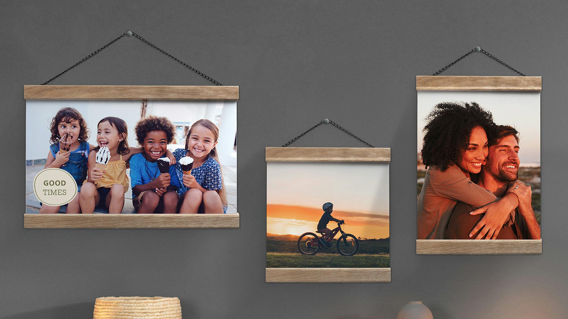 Fotoposter mit Posterleiste in Eiche mit sommerlichen Familienmotiven im Ambiente