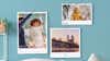 Verschiedene Wandkalender mit einem Paarfoto, Skyline- und Kindermotiv vor einer hellblauen Wand
