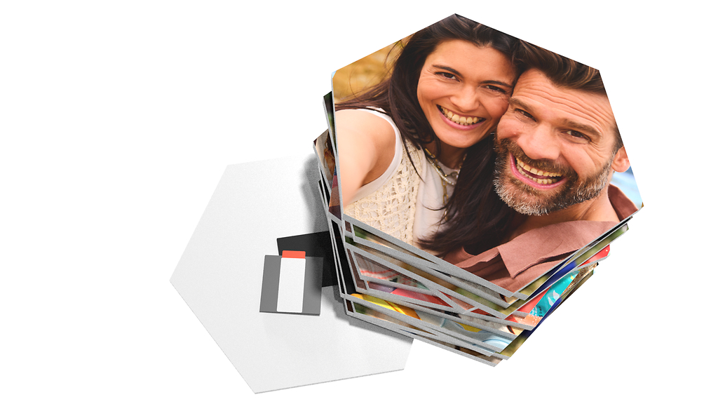 Hexxagons im Stapel mit einem Bild von einem Ehepaar