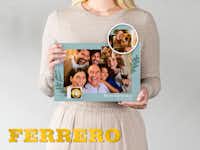 Foto-Adventskalender mit Fototürchen und Schokolade bestellen Foto-Adventskalender mit Schokolade von Tonys Chocolonely in der Hand gehalten