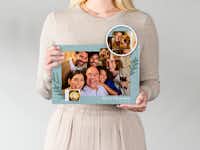 Foto-Adventskalender mit Fototürchen und Schokolade bestellen Foto-Adventskalender mit Schokolade von Tonys Chocolonely in der Hand gehalten