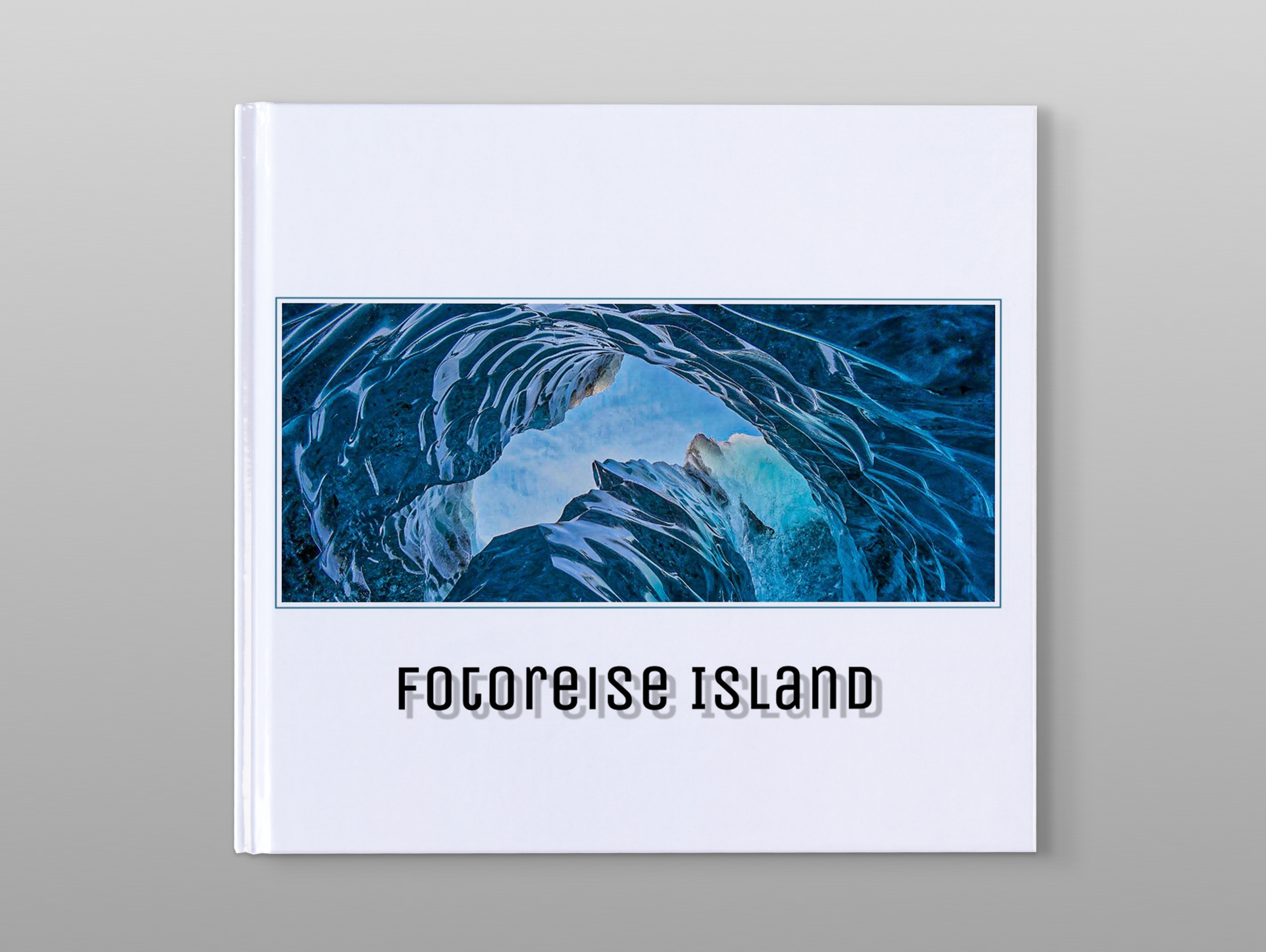 Cover eines Pixum Fotobuch Kundenbeispiels von einer Fotoreise durch Island vor grauem Hintergrund