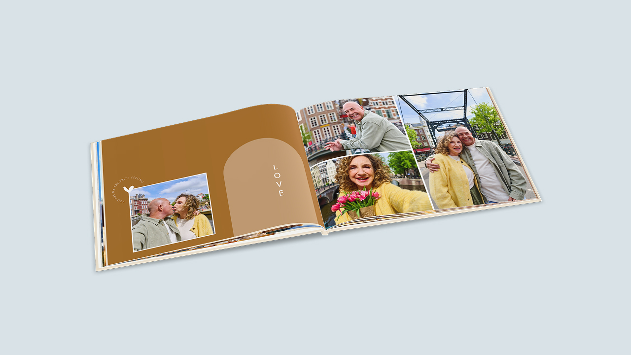 Aufgeklapptes Fotobuch mit Pärchenbildern. Die linke Fotobuchseite ist mit einem Bild sowie einem braunem Hintergrund und Gestaltungselementen passend zum Thema Liebe gestaltet. Auf der rechten Seite sieht man eine Collage aus mehreren Fotos.