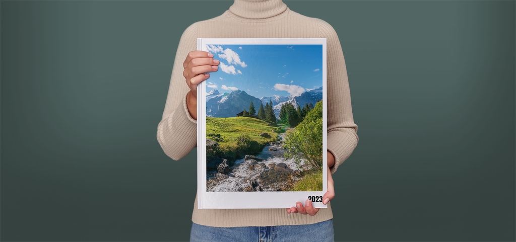 Pixum Fotobuch XXL im Hochformat mit einer Schweizer Berglandschaft auf dem Cover