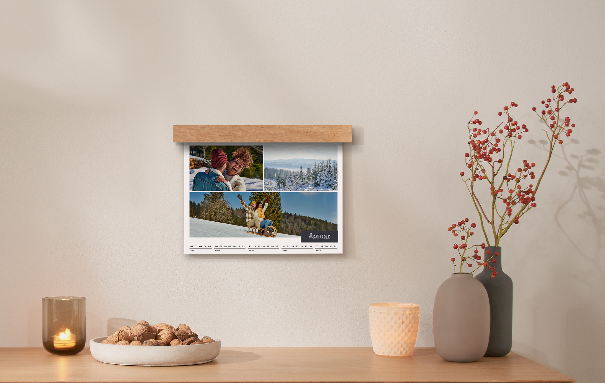 Calendrier mural A4 en format paysage avec cache-spirale en bois avec des photos de couple