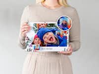 Foto-Adventskalender mit Fototürchen und Schokolade bestellen Foto-Adventskalender mit Schokolade von Tonys Chocolonely in der Hand gehalten