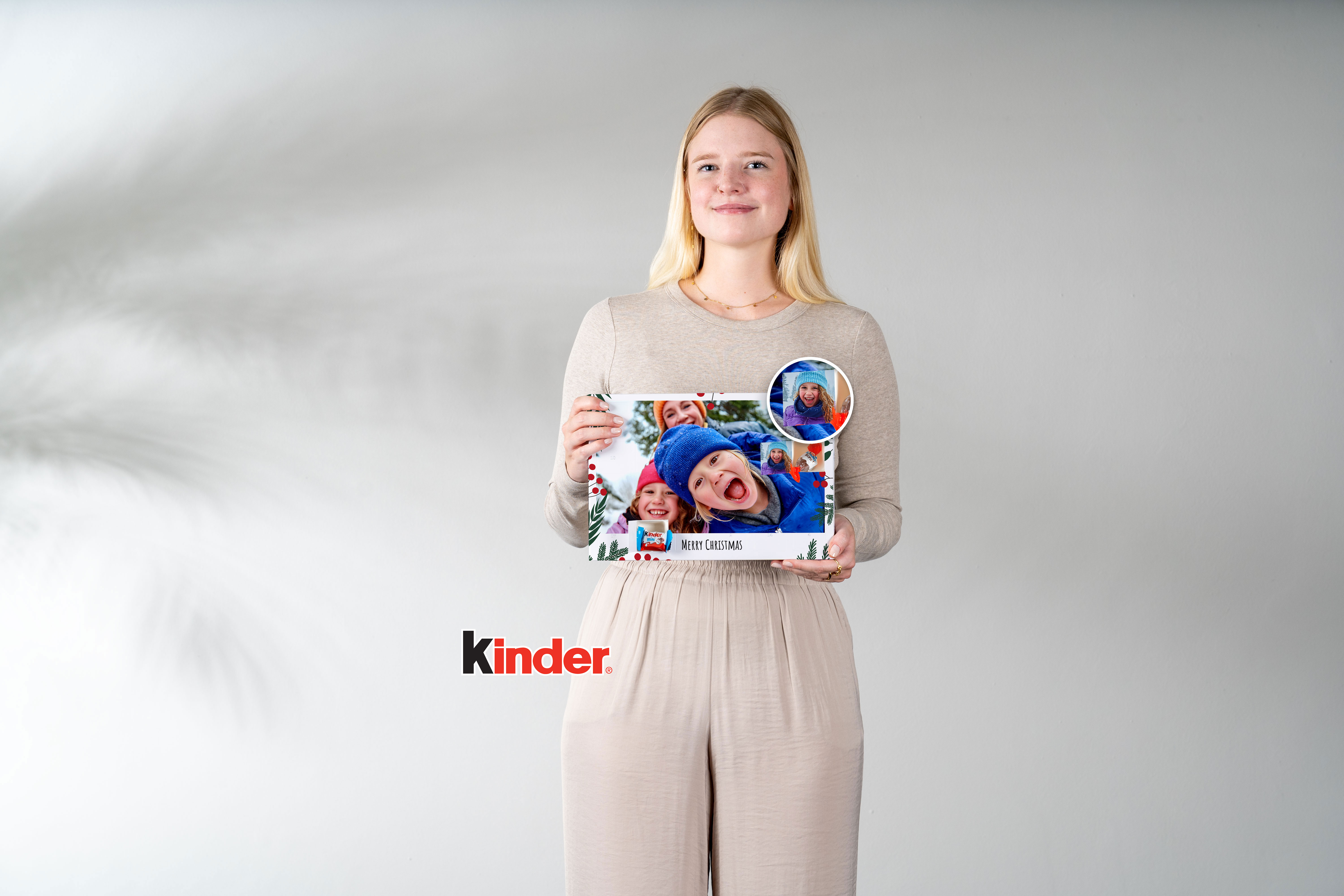 Foto-Adventskalender mit Schokolade von Tonys Chocolonely in der Hand gehalten