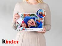 Foto-Adventskalender mit Fototürchen und Schokolade bestellen Foto-Adventskalender mit Schokolade von Tonys Chocolonely in der Hand gehalten