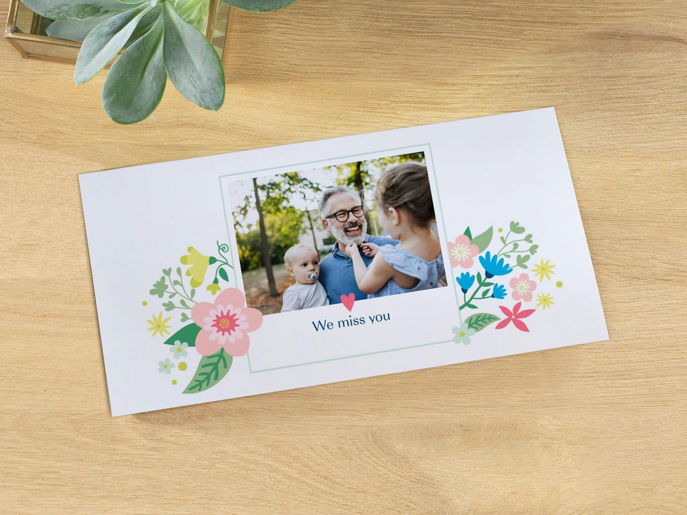 Fotogrußkarte mit einem Familienfoto und dem Text "Liebe Grüße"