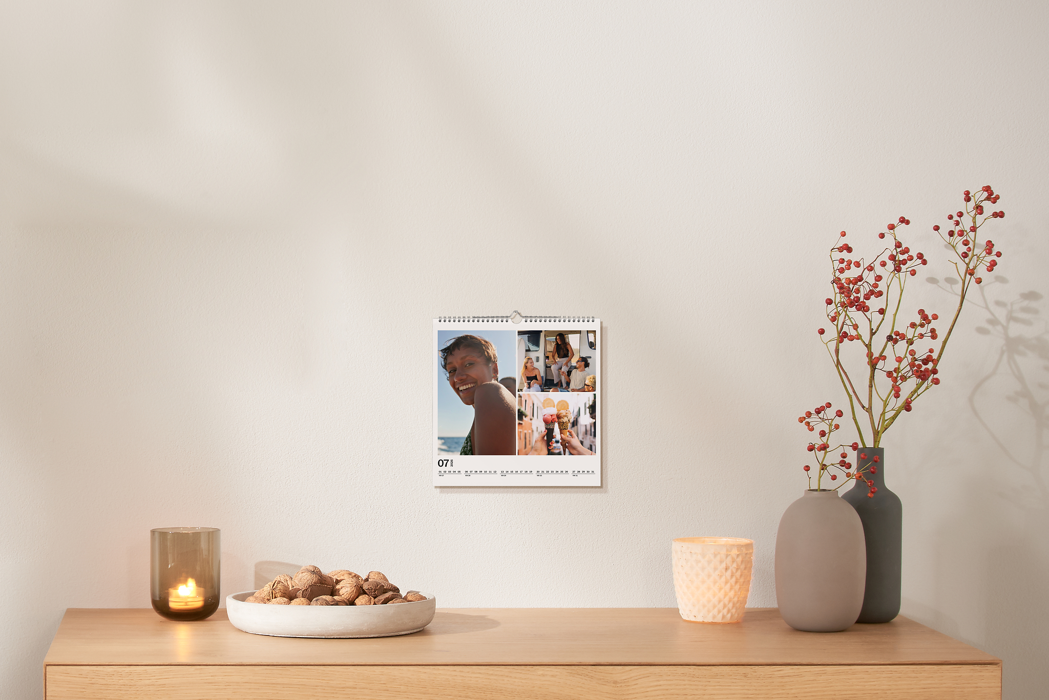 Wandkalender 21x21cm mit einer Fotocollage von Freunden 