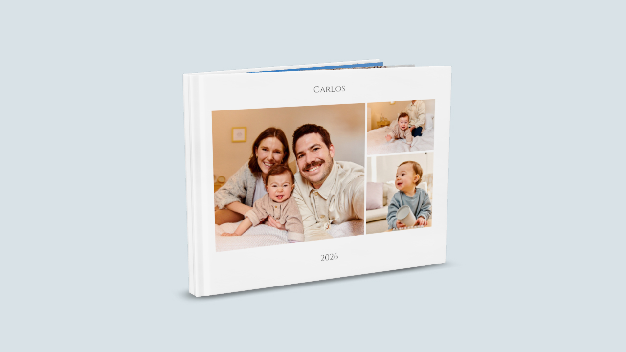 Cover eines Babyalbums mit einer Collage mit Familienbildern und einem individuellem Titel.