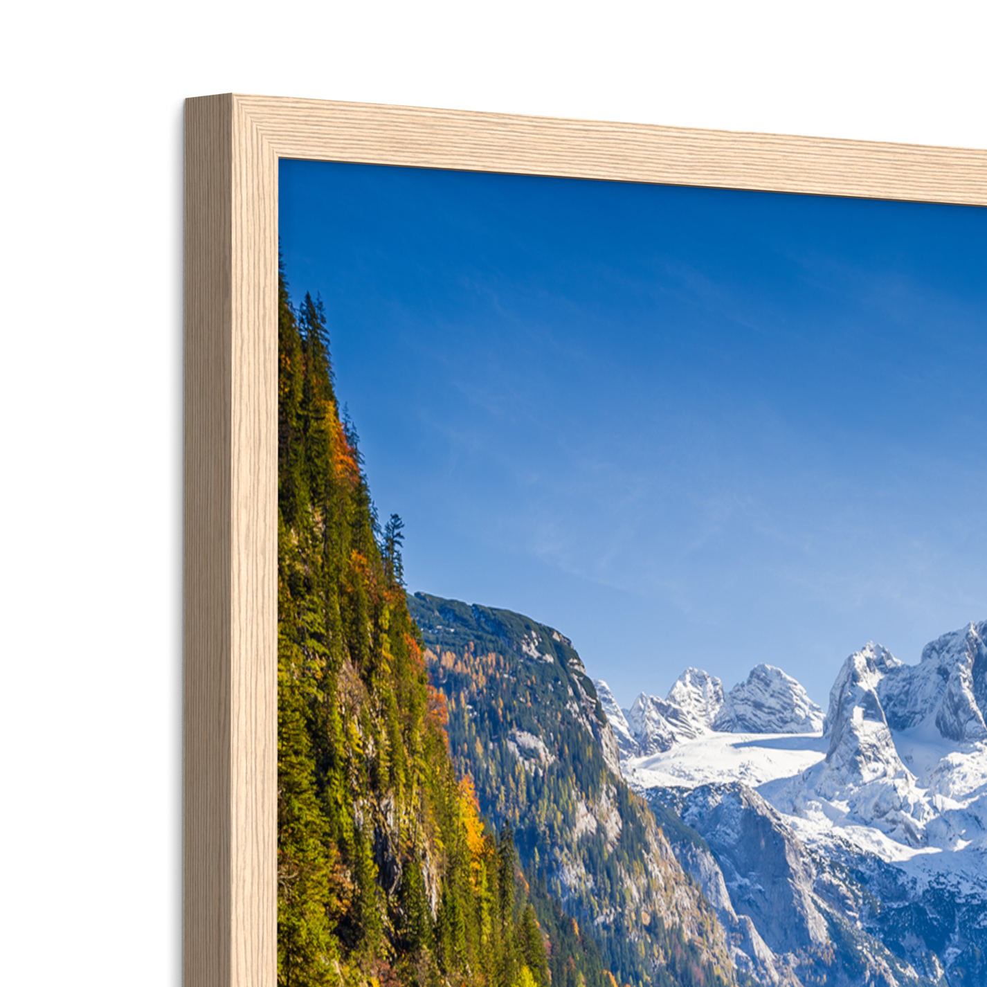 Detail eines Bildes im Eicherahmen mit Alpenmotiv