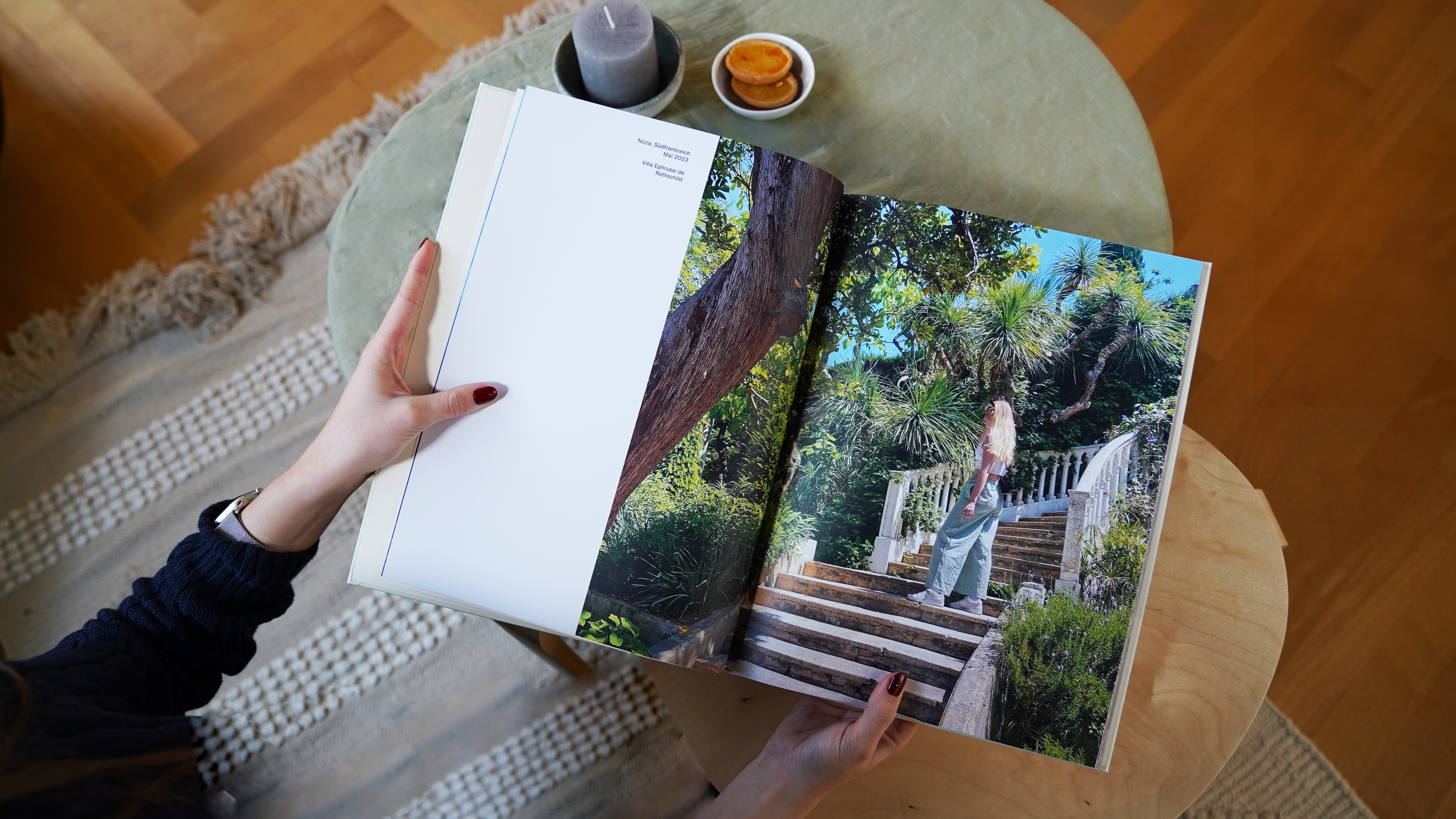 Aufgeschlagenes Coffee Table Book auf einem Couchtisch