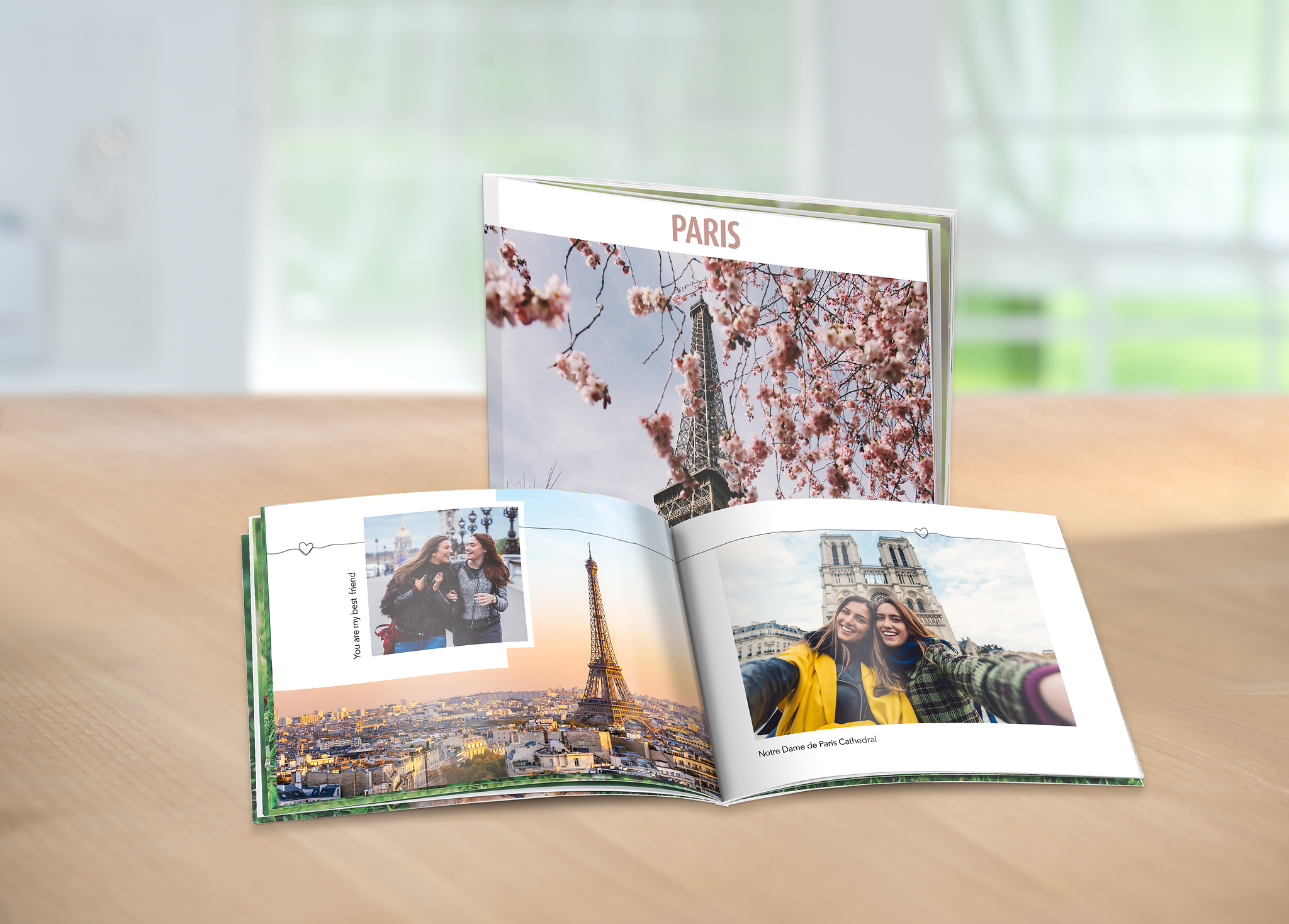 2 Fotobücher mit Softcover auf einem Tisch, eines ist aufgeschlagen, das andere geschlossen.