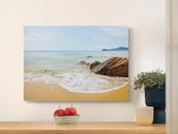 Foto auf Holz als Wandbild drucken Ein Wandbild aus Holz mit einem Urlaubsfoto hängt an einer Wand, über einer Kommode.
