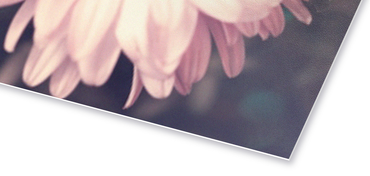 Vista in dettaglio di un biglietto personalizzato con carta standard satinata