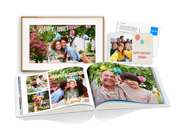 Ein aufgeschlagenes Pixum Fotobuch und ein Wandbild als Inspiration für ein Geburtstagsgeschenk stehen nebeneinander. Daneben liegt eine Postkarte mit Geburtstagsgruß.