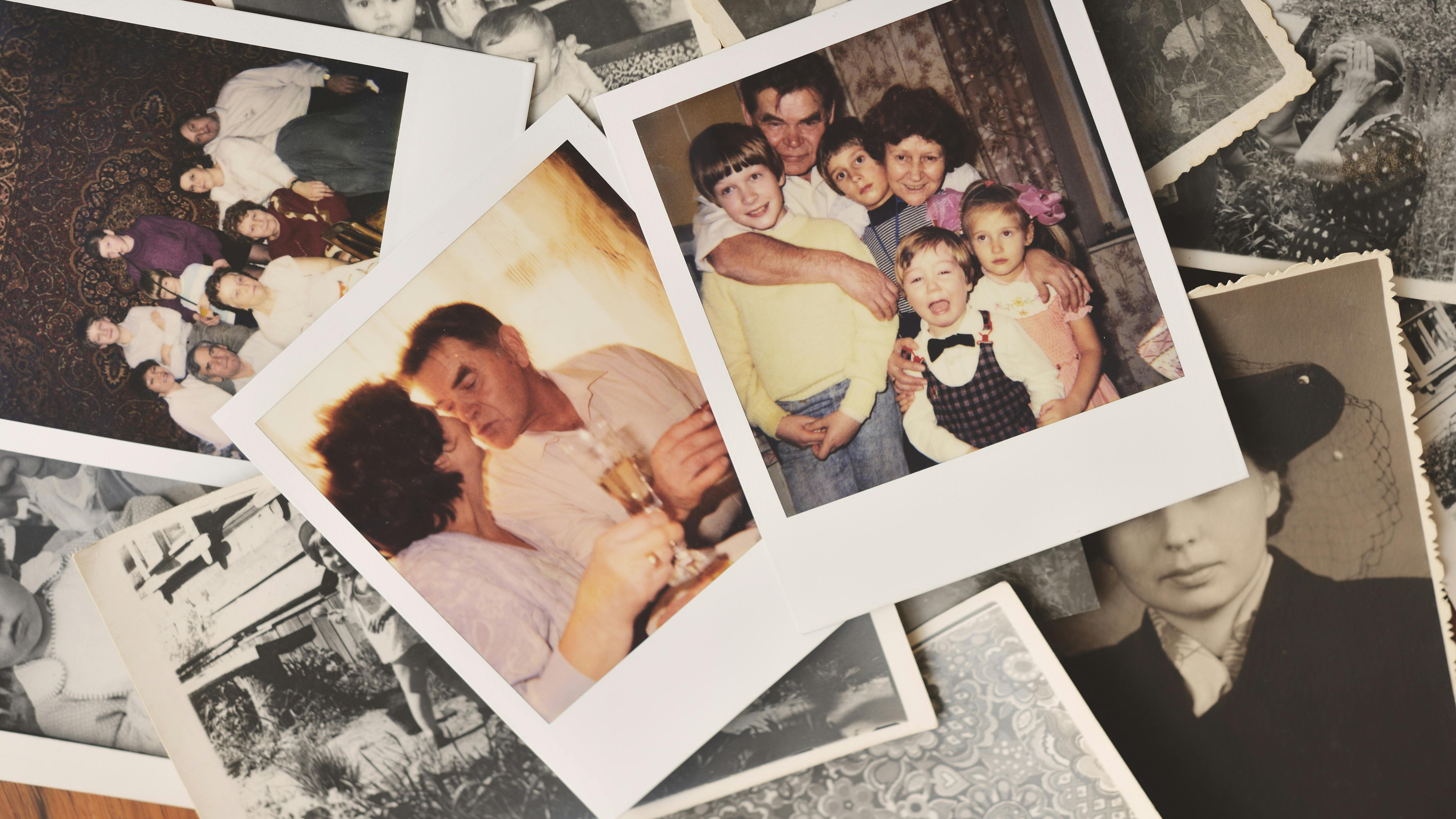 Alte Familienfotos schwarz weiß und bunt im Polaroid Style