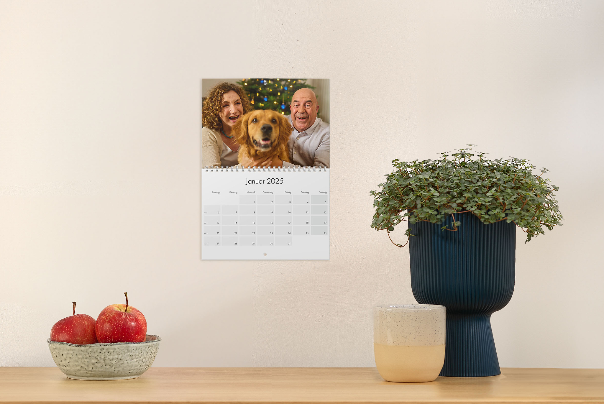 Klapkalender A4 met een foto van opa en oma en een hondje aan de muur