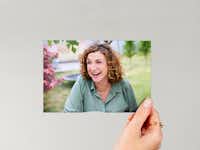 Fotoafdruk van 11 cm met daarop een lachende vrouw Fotoafdruk met een formaat van 11 cm met daarop een lachende vrouw