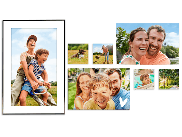 Freistellergrafik aus verschiedenen Wandbildmaterialien wie Bild im Rahmen, Fotoleinwand, Squares und Fotoposter mit sommerlichen Familienbildern