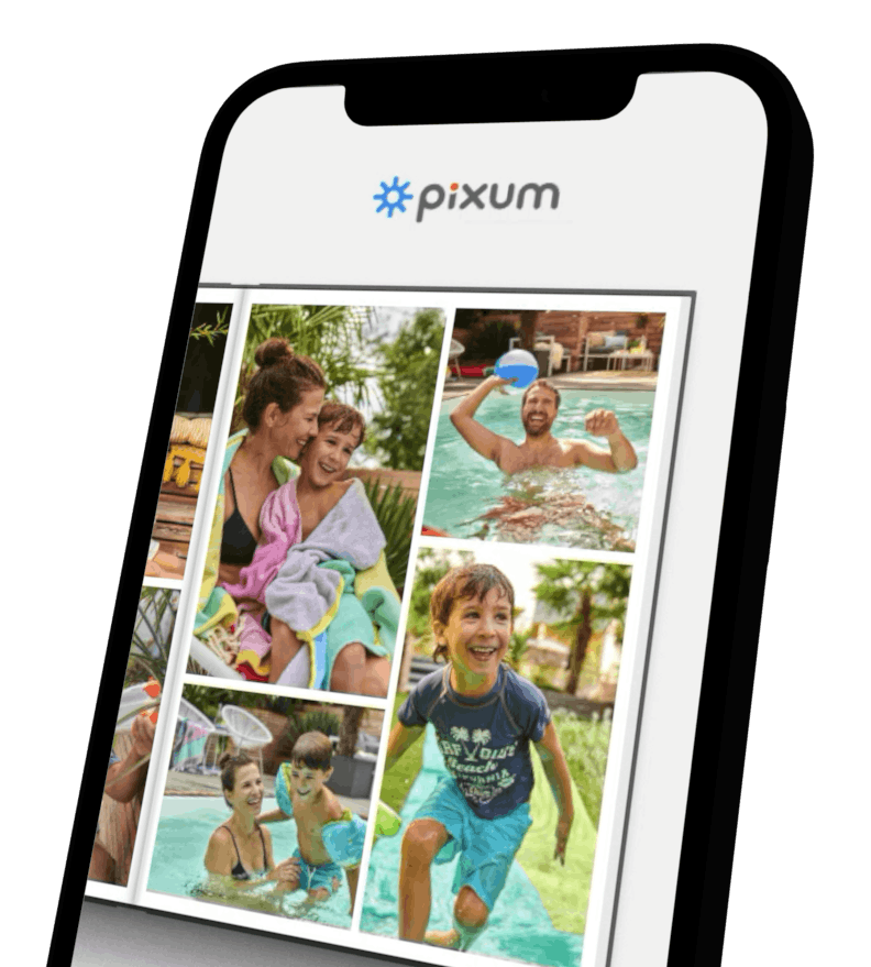 Handy mit der Pixum App, auf dem man ein Layout mit mehreren Fotos pro Seite sieht
