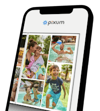 Layouts in der Pixum App Handy mit der Pixum App, auf dem man ein Layout mit mehreren Fotos pro Seite sieht