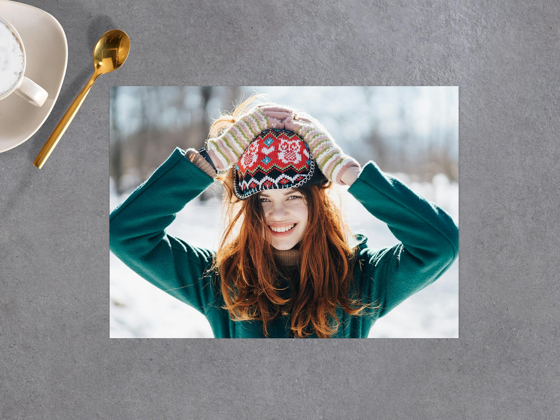 Foto revelada en papel de 20 cm con una imagen de una chica en la nieve