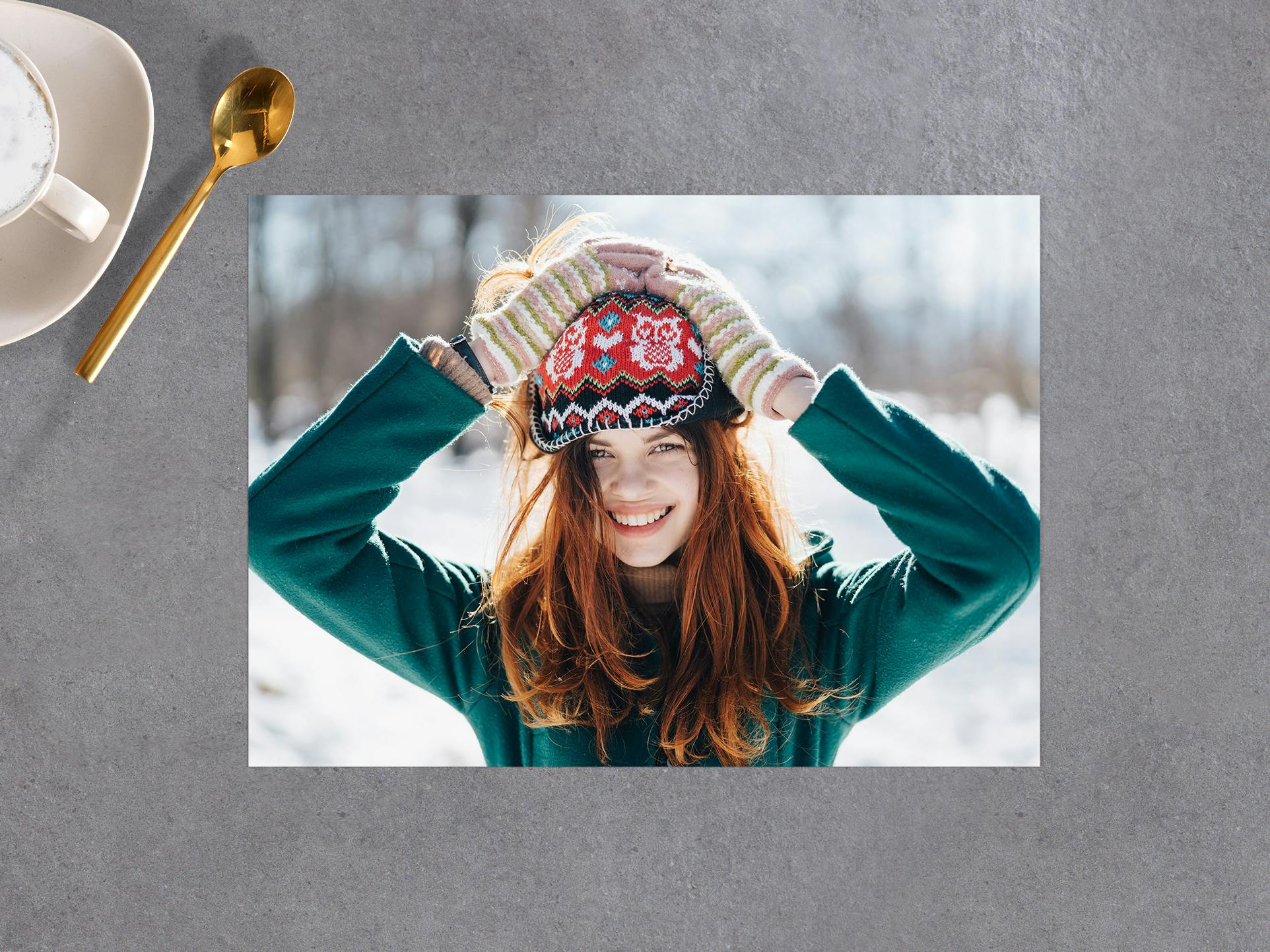 Fotos premium 20 cm Foto revelada en papel de 20 cm con una imagen de una chica en la nieve