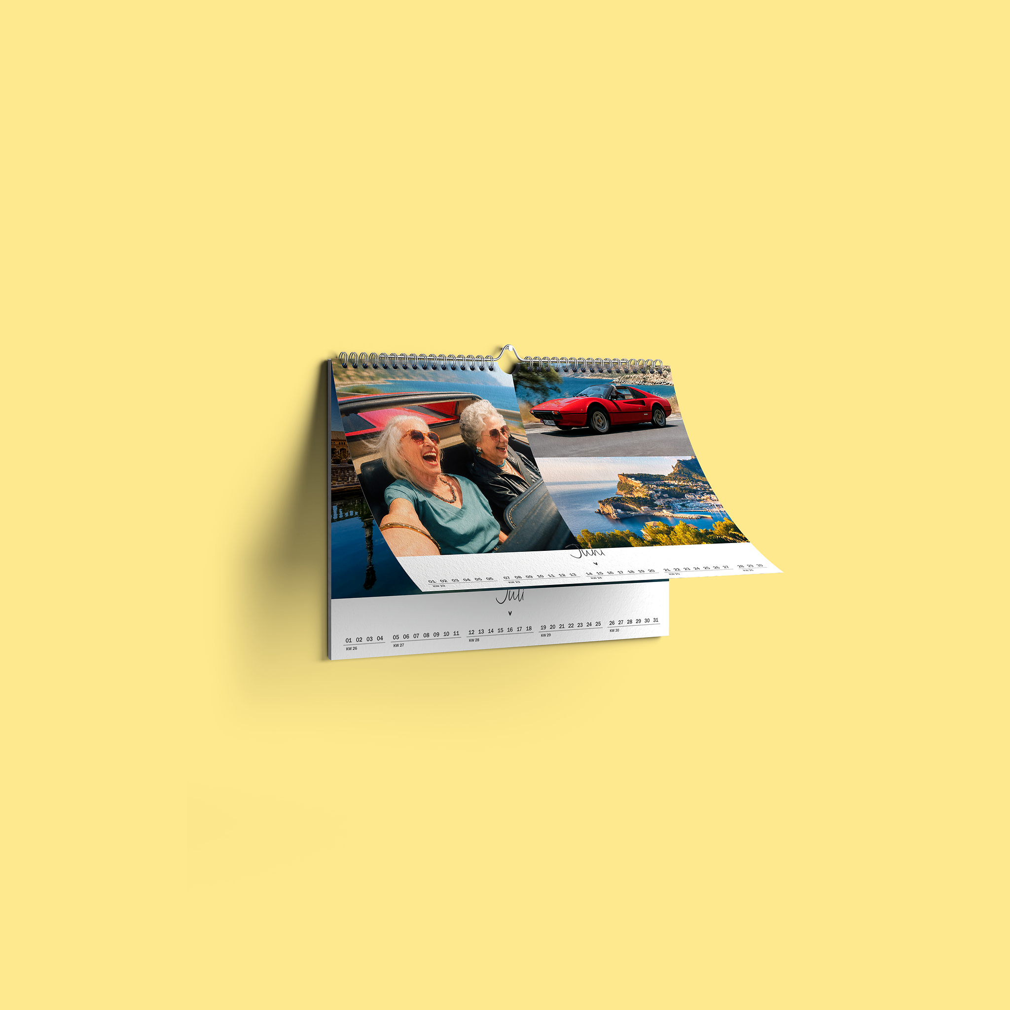 Wandkalender A4 im Querformat mit einer Fotocollage von älteren Frauen mit grauen Haaren in einem Ferrari 