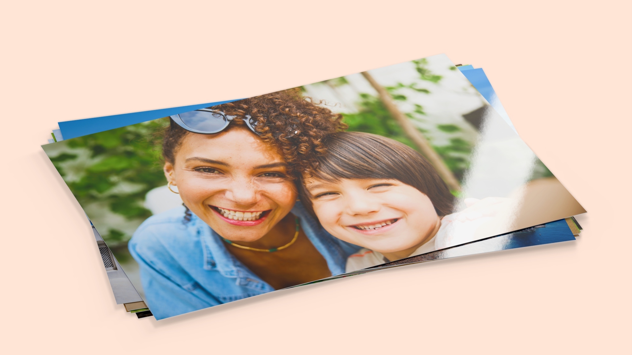 Een stapel glanzende fotoafdrukken