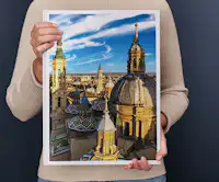 Fotolibro Pixum XXL verticale Una donna regge un Fotolibro Pixum XXL verticale