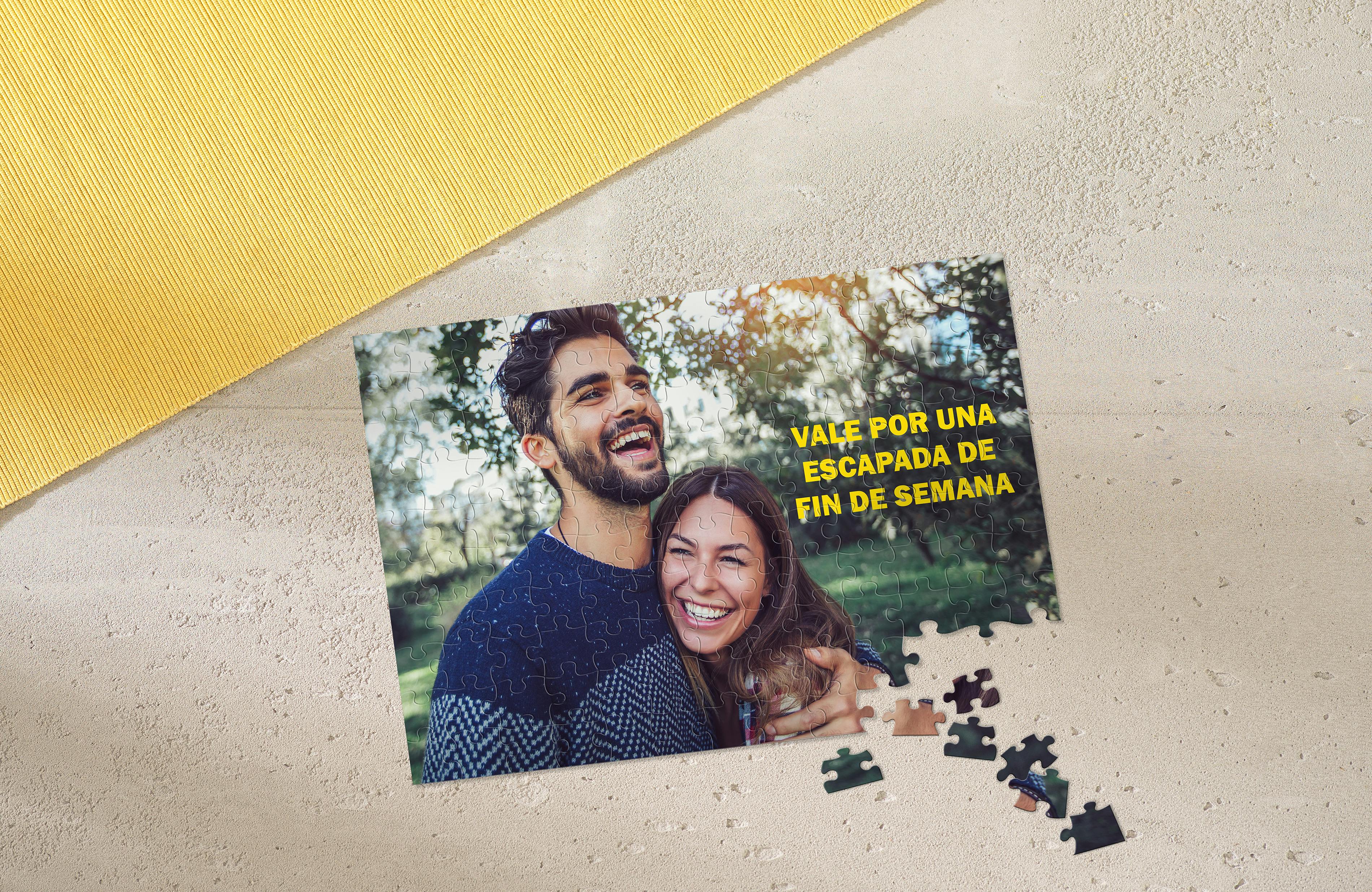 Puzzle con fotos con cupón con foto de una pareja