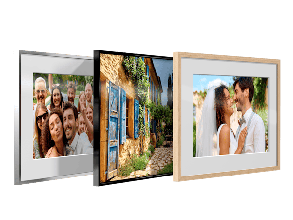 Trois types de cadres photo personnalisés en polymère, métal et bois avec des photos estivales