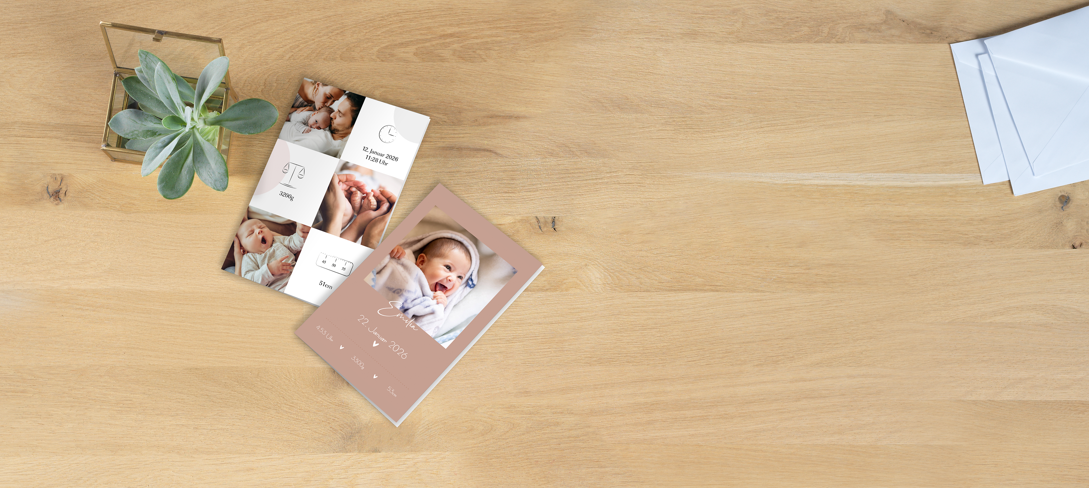 Carte pliante posée sur une table avec photos de bébé