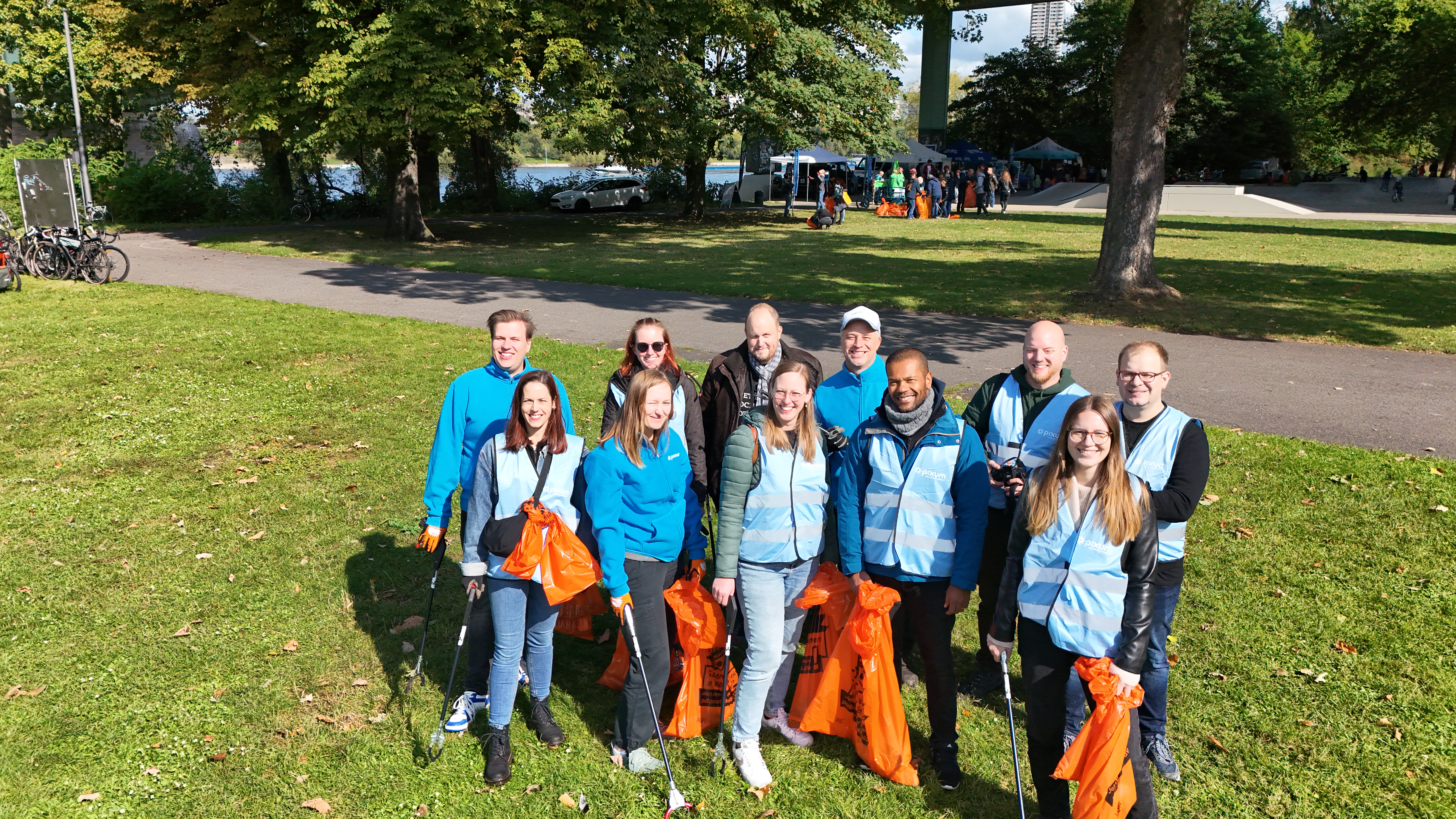 Pixum Mitarbeitende beim "Rhine Cleanup Day" 2024