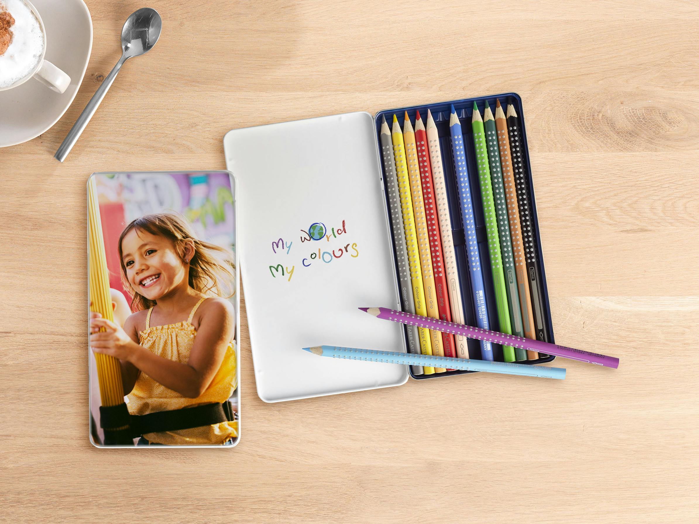 Faber Castell Stiftebox mit Kindmotiv im Ambiente