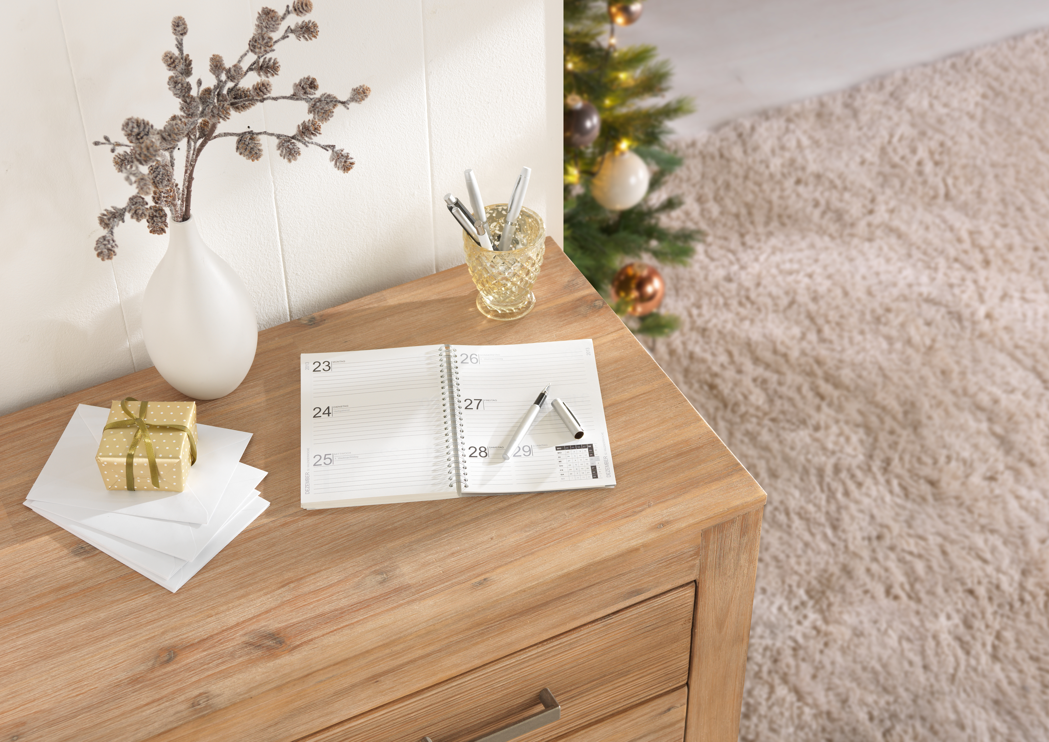 Pixum Fotokalender zum selbst gestalten auf einem Regal