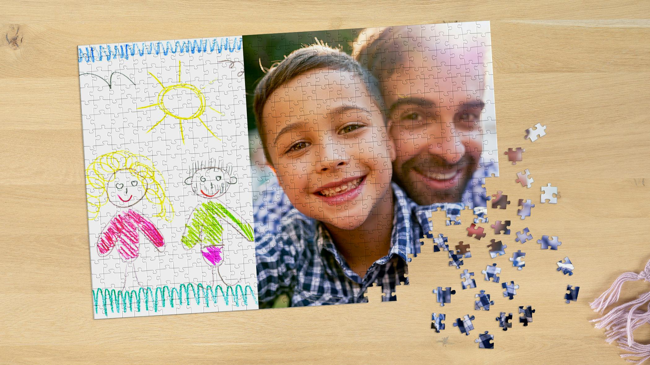 Fotopuslespil med en fotocollage af et familiefoto og et barns tegning