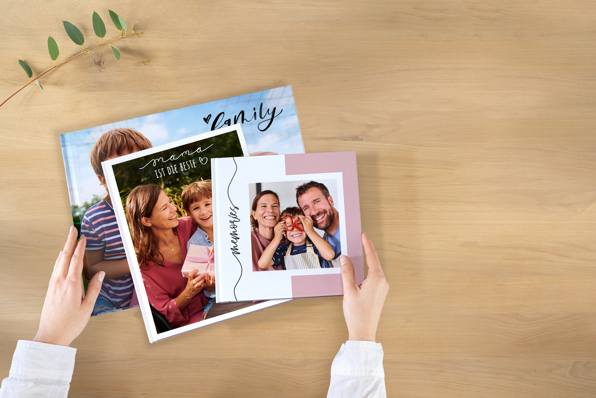Des livres photo Pixum dans trois formats différents avec des photos de famille en couverture