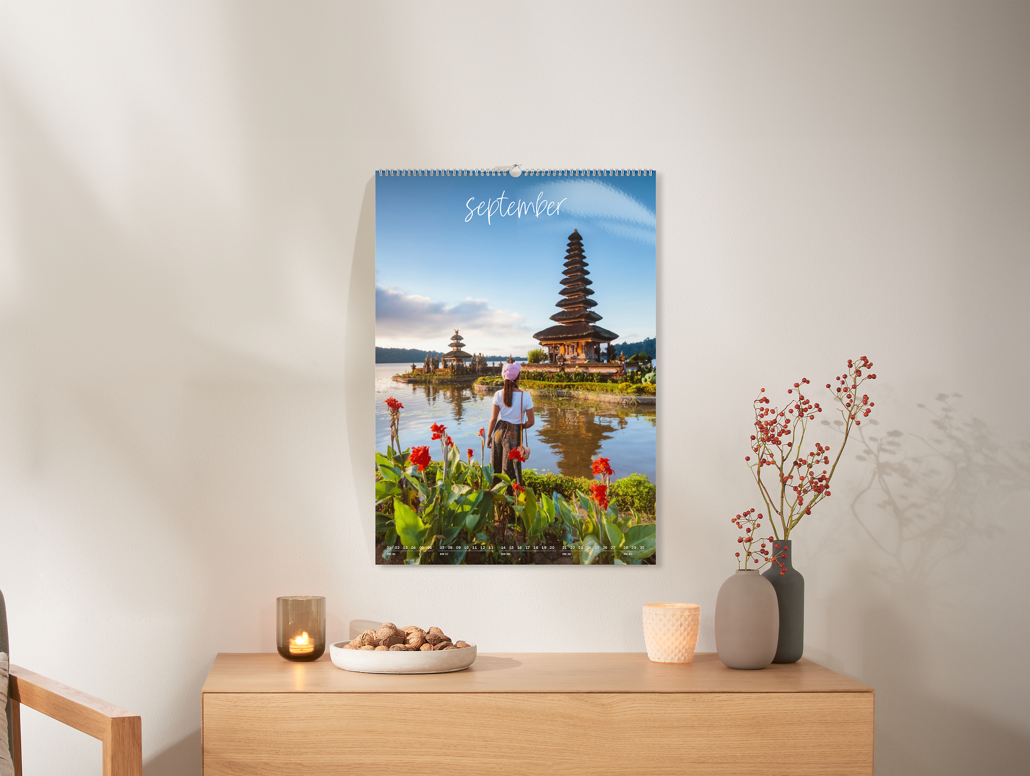 Calendario da parete XXL in formato verticale con la foto di un paesaggio con un lago